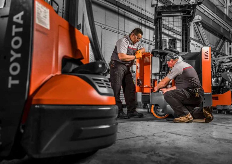 Merawat Forklift